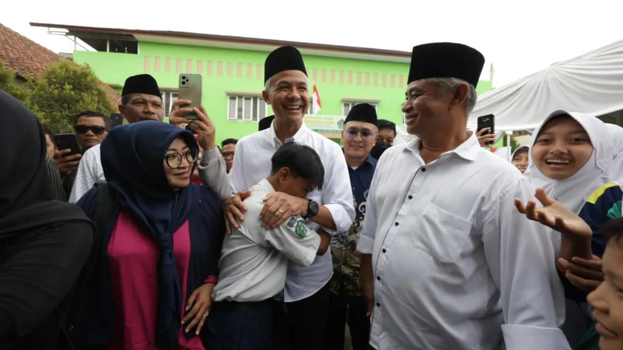Sementara, pemilih Ganjar Pranowo dengan basis 38,2 persen, cenderung memilih dua nama sebagai cawapres. Yaitu Khofifah dan Mahfud.<br>