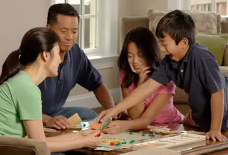 Ilustrasi kebersamaan keluarga, keluarga bermain bersama. (Photo by National Cancer Institute on Unsplash)