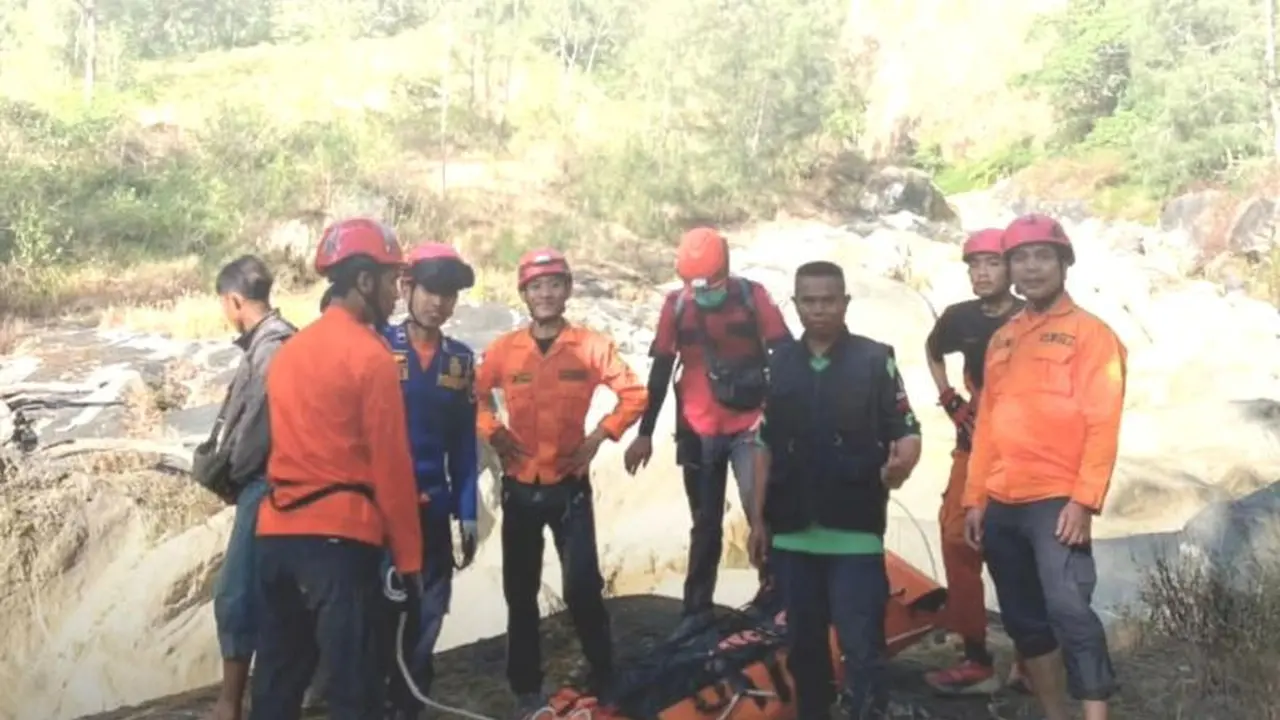 Evakuasi pendaki jatuh di Rinjani. (foto antara).