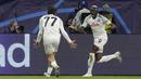 <p>Pemain Napoli, Victor Osimhen (kanan) merayakan gol pertama timnya ke gawang Eintracht Frankfurt bersama Khvicha Kvaratskhelia pada laga leg pertama 16 besar Liga Champions 2022/2023 yang berlangsung di Deutsche Bank Park, Rabu (22/2/2023) WIB. (AP Photo/Michael Probst)</p>