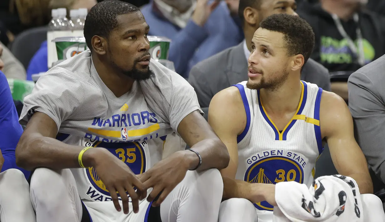 Pemain Warriors, Kevin Durant (kiri) dan Stephen Curry berbincang saat melawan Sacramento Kings pada laga NBA di Golden 1 Center, Sacramento, (8/1/2017). Warriors menang 117-106. (AP/Rich Pedroncelli)