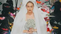 Gaya Unik Gigi Hadid di Panggung Moschino, Milan Fashion Week 2019