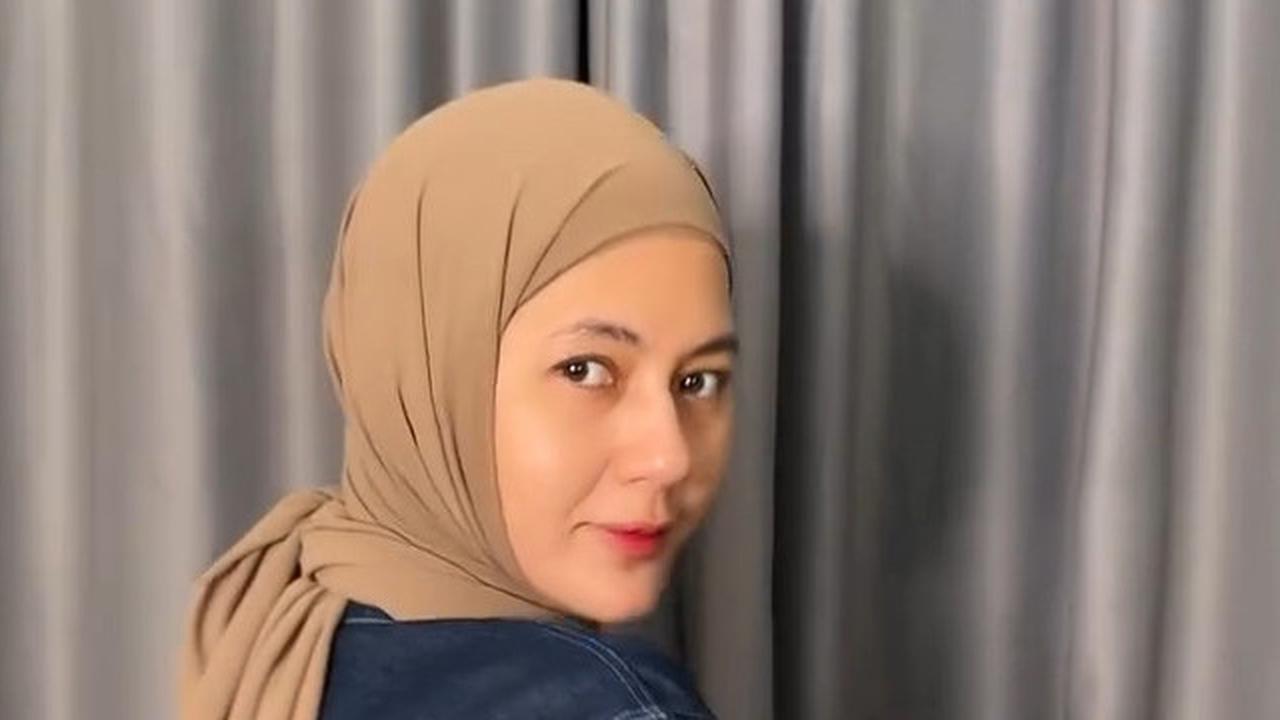 4 Potret Gaya Hijab Paula Verhoeven Tanpa Peniti dan Jarum Pentul, Terlihat Anggun dan Elegan Meski Pakai Pashmina Instan