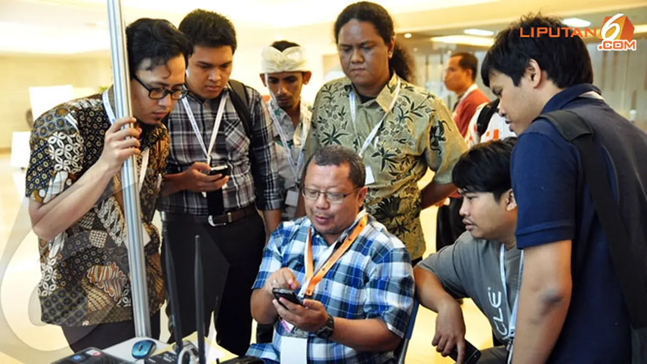 onno-purbo-demo-open-bts-131023b.jpg