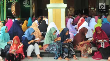 Jemaah wanita bertadarus Alquran di Masjid Kauman, Semarang, Jawa Tengah, Rabu (8/5/2019). Tadarus Alquran ini dipimpin langsung oleh KH Muhammad Naqib Nur. (Liputan6.com/Gholib)