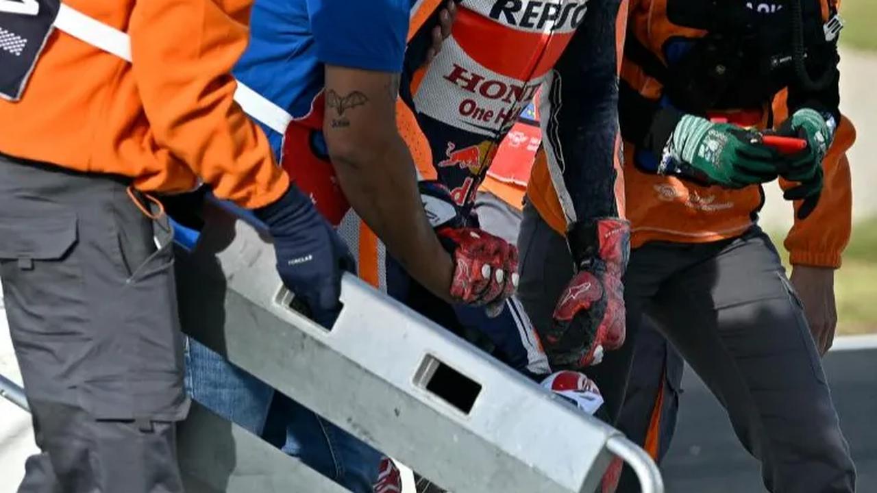 Sejumlah marshal juga tampak memapah Marquez yang sedikit lemas setelah terjatuh.