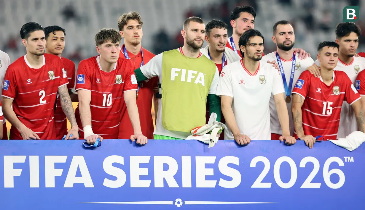 Para pemain Timnas Indonesia berfoto bersama sebagai runner up setelah laga final FIFA Series 2026 melawan Bulgaria di tadion Utama Gelora Bung Karno, Senayan, Jakarta, Senin (30/03/2026). (Bola.com/M Iqbal Ichsan)