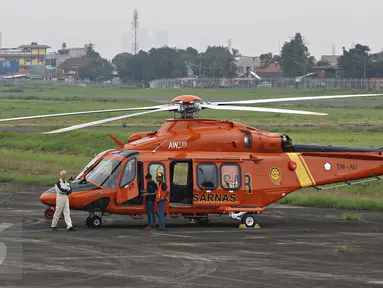 Helikopter AgustaWestland AW139 milik Basarnas bersiap melakukan uji terbang di Bandara Pondok Cabe, Tangerang Selatan, Senin (22/2). Helikopter AW139 memberikan kemampuan Search and Rescue (SAR) terbaik kinerja dikelasnya (Liputan6.com/Immanuel Antonius)