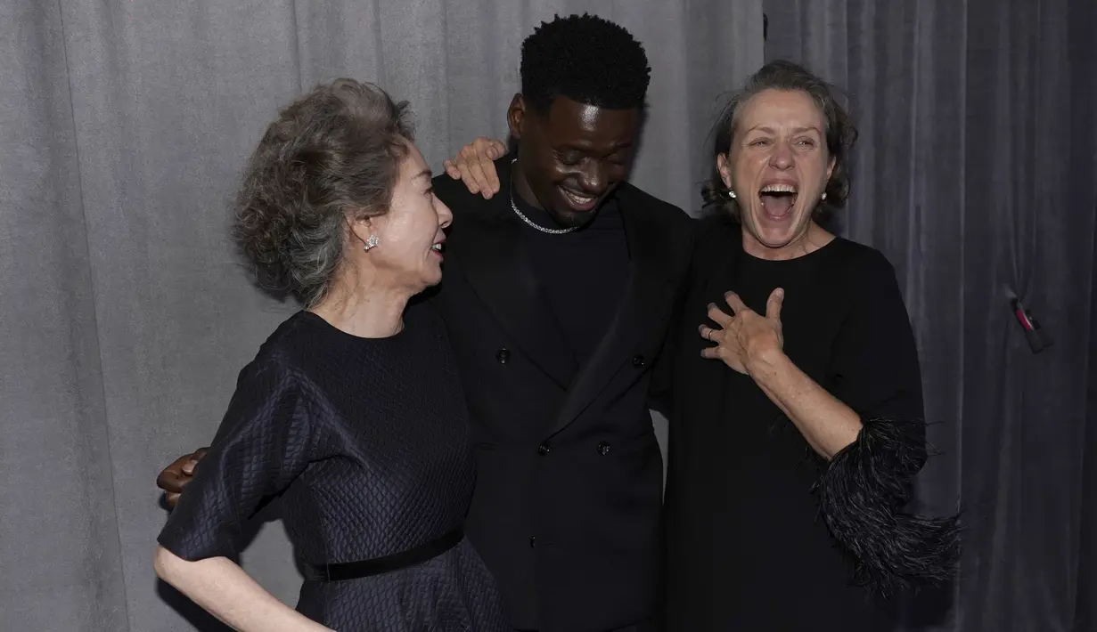 (Dari kiri) Yuh-Jung Youn, pemenang Aktris Pendukung Terbaik dalam film Minari, berpose bersama Daniel Kaluuya dan Frances McDormand di ruang pers Oscar di Union Station di Los Angeles, Minggu (25/4/2021). (AP Photo/Chris Pizzello, Pool)