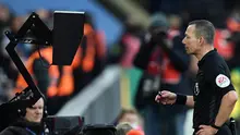 Foto ilustrasi saat wasit Liga Inggris Kevin Friend melihat Video Assistant Referee (VAR). Keputusan wasit yang menganulir gol di pertandingan pekan ke-6 Liga Inggris 2022/2023 melalui VAR menuai banyak kontroversi. (AFP/Daniel Leal)