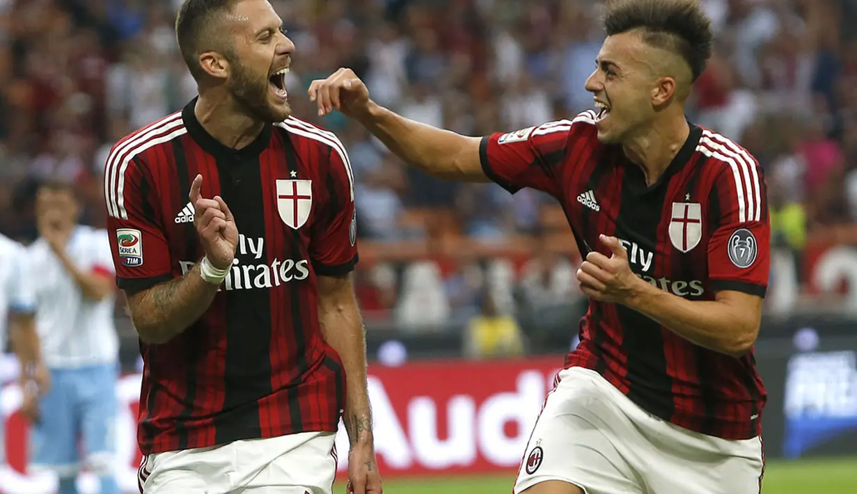 Jeremy Menez (kiri) bersama Stephan El Shaarawy merayakan kemenangan AC Milan atas Lazio 3-1 di Stadion San Siro, (31/8/2014). (REUTERS/Alessandro Garofalo)