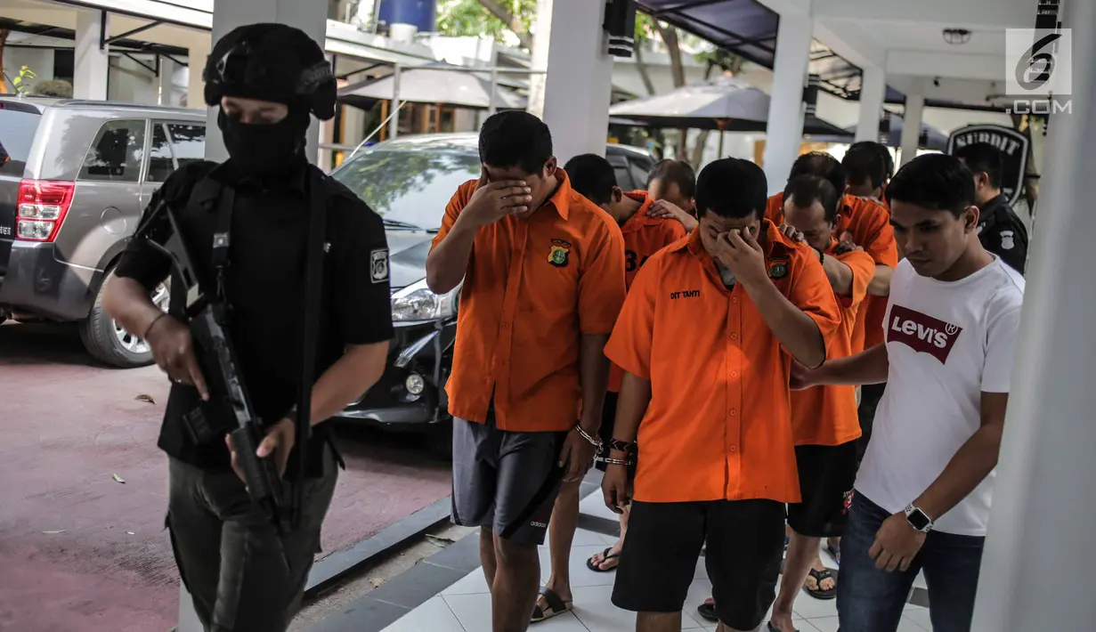 Tersangka dihadirkan saat rilis tindak pidana narkotika di Ditresnarkoba Polda Metro Jaya, Jakarta, Selasa (17/9/2019). Subdit 1 Psikotroipika Ditresnarkoba PMJ berhasil mengungkap kasus narkotika jaringan Malaysia-Batam-Jakarta. (Liputan6.com/Faizal Fanani)