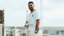 Riyad Mahrez didatangkan Manchester City dari sesama klub Premier League, Leicester City pada awal musim 2018/2019. Setelah 5 musim bersama, pada awal musim 2023/2024 saat kontraknya tersisa satu tahun usai perpanjangan kontrak pada 2022/2023, ia memutuskan hengkang ke klub Arab Saudi, Al-Ahli dengan nilai transfer 35 juta euro dengan durasi kontrak selama empat tahun hingga 30 Juni 2027. (twitter.com/ALAHLI_FCEN)