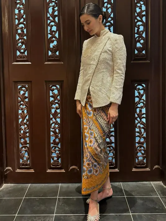 Kebaya janggan yang terlihat maskulin dipadukan dengan kain batik berwarna cokelat oranye. [@ralineshah/@raffinagita1717/@annisayudhoyono].