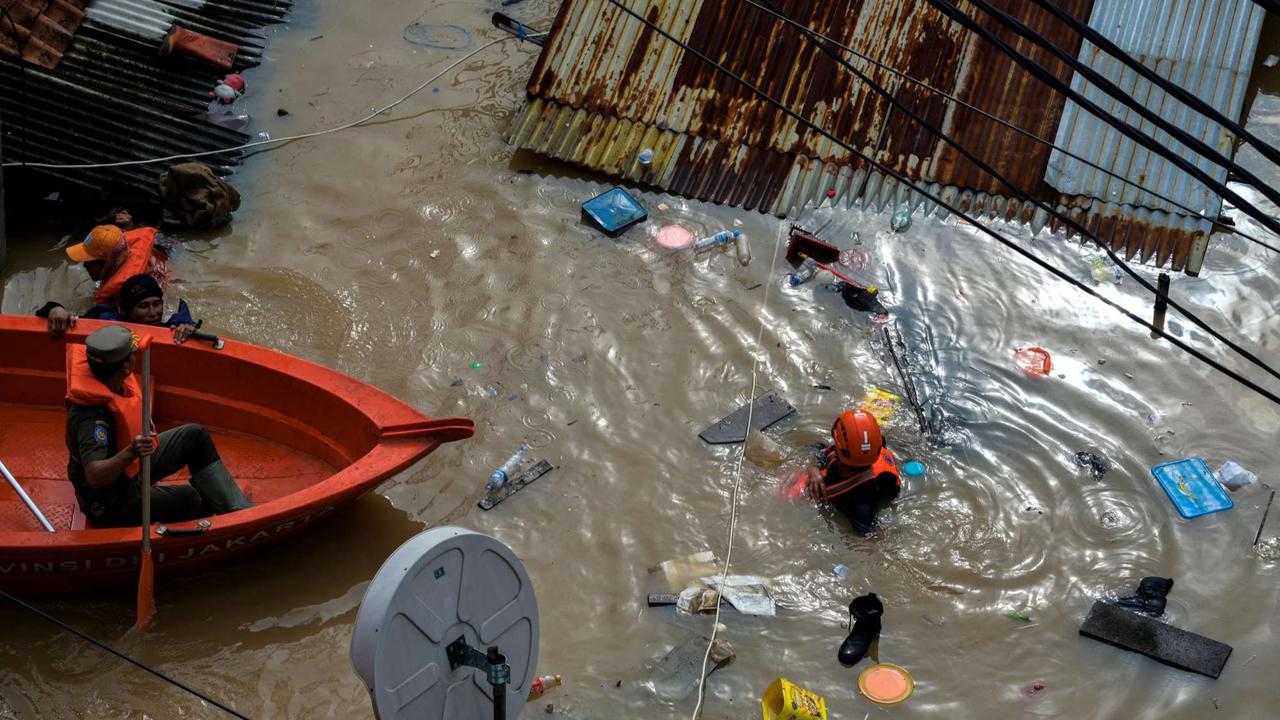 Banjir seatap rumah di Pasar Minggu