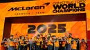 Pencapaian ini juga menjadikan mereka menjadi tim kedua tersukses sebagai juara konsturktor dalam sejarah Formula 1 setelah Ferrari. McLaren sejauh ini telah mengoleksi 10 gelar sementara Ferrari 16 kali. (AP Photo/Vincent Thian)