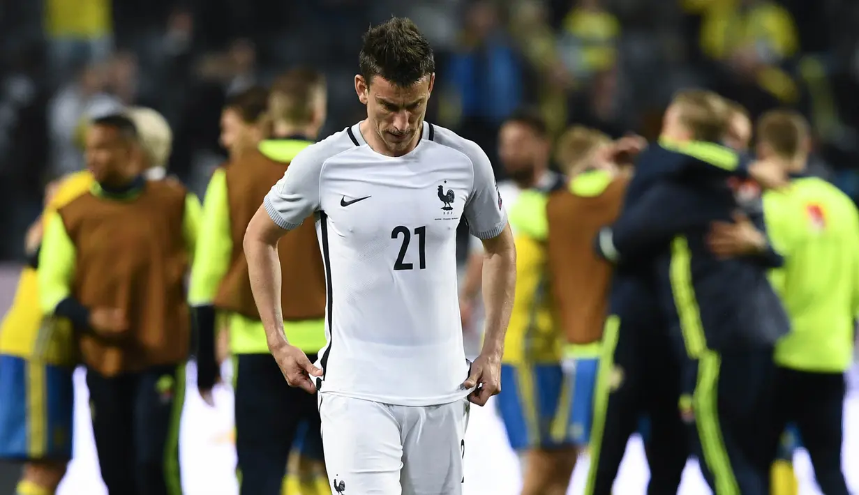 Bek Prancis, Laurent Koscielny, tampak kecewa usai dikalahkan Swedia pada laga kualifikasi Piala Dunia 2018 di Stadion Friends Arena, Solna, Jumat (9/6/2017). Swedia menang 2-1 atas Prancis. (AFP/Jonathan Nackstrand)