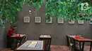 Pramusaji membersihkan meja di restoran Bebek Kaleyo, Kemanggisan, Jakarta, Senin (12/10/2020). Pada penerapan kembali masa PSBB Transisi Jakarta, restoran dan cafe diperbolehkan melakukan pelayanan makan di tempat dengan protokol kesehatan yang ketat. (Liputan6.com/Herman Zakharia)
