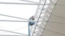 Pemasangan atap Velodrome oleh tenaga ahli luar negri di Rawamangun, Jakarta Timur, (3/11/2017). Velodrome akan di gunakan untuk Asian Games 2018. (Bola.com/Nick Hanoatubun)