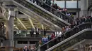 Karyawan mengheningkan cipta selama satu menit untuk memperingati Remembrance Day atau Hari Peringatan di Lloyds of London, Inggris, Jumat (12/11/2021). Remembrance Day adalah hari untuk mengenang jasa para tentara dan pihak-pihak yang berkorban pada Perang Dunia I. (DANIEL LEAL-OLIVAS/AFP)