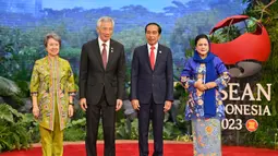 Presiden Indonesia Joko Widodo atau Jokowi (kedua kanan) dan Ibu Negara Iriana (kanan) menyambut Perdana Menteri Singapura Lee Hsien Loong (kedua kiri) dan istrinya Ho Ching (kiri) setibanya mereka pada acara KTT ke-43 ASEAN di Jakarta, Indonesia, Selasa (5/9/2023). (Adek Berry/Pool Photo via AP)