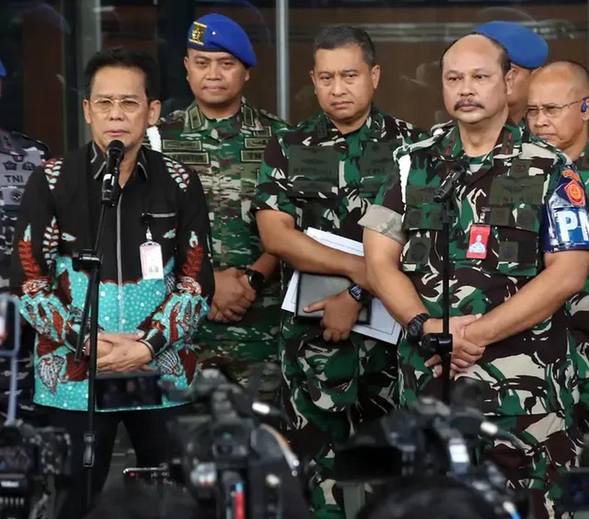 "Puspom dengan KPK (menggeledah Kantor Basarnas). (Penggeledahan) masih berlangsung mulai jam 10 tadi," kata Kepala Pusat Penerangan (Kapuspen) TNI Laksamana Muda TNI Julius Widjojono saat dihubungi. Dikutip dari Antara.