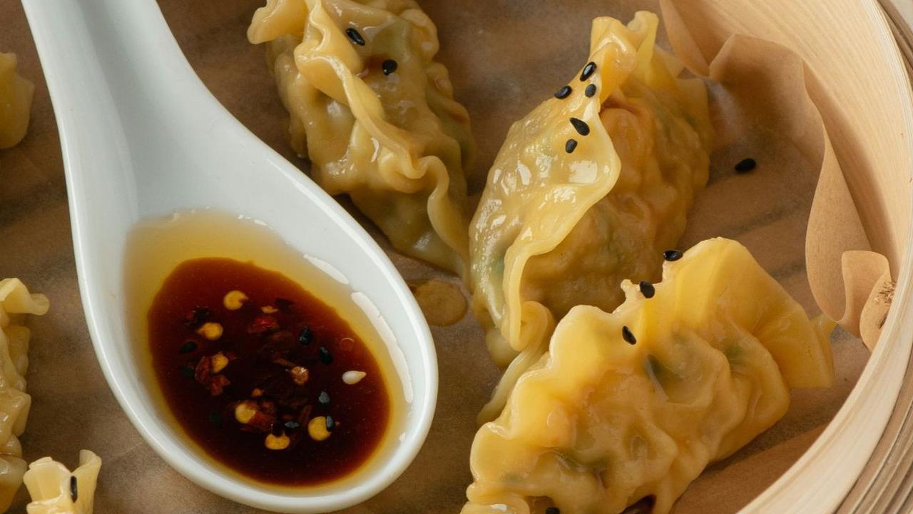 Wonton merupakan makanan khas masyarakat Tionghoa yang termasuk dalam kategori camilan atau makanan ringan. Resep wonton dibuat dari daging cincang yang dibungkus dengan kulit pangsit tepung terigu yang bercita rasa gurih. Wonton dikukus hingga matang kem