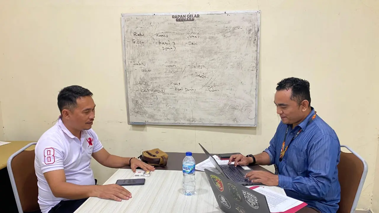 Kepala Dinsos Kabupaten Kepulauan Sitaro Cosman R Ambalao saat menjalani pemeriksaan di Polres Kepulauan Sitaro pada, Jumat (1/11/2024).