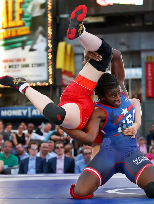 Tamyra Mensah pegulat asal AS bertarung melawan Miwa Morikawa asal Jepang pada pertandingan gulat "Beat The Streets" di Times Square, New York City, (17/5). (AP Photo/Kathy Willens)