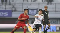 Gelandang Timnas Indonesia U-23 dan Bali United, Kadek Agung Widnyana Putra, menjadi kapten Tim Garuda Muda saat beruji coba menghadapi klubnya, Bali United, di Stadion Kapten I Wayan Dipta, Gianyar, Minggu (17/3/2019). (PSSI)