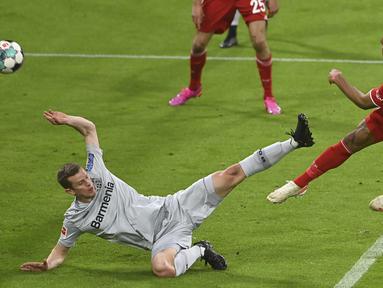 Striker Bayern Munich, Eric Maxim-Choupo Moting (kanan) melepaskan tendangan yang berbuah gol pertama timnya ke gawang Bayer Leverkusen dalam laga lanjutan Liga Jerman 2020/2021 pekan ke-30 di Allianz Arena, Munich, Selasa (20/4/2021). Bayern Munich menang 2-0. (AP/Christof Stache/Pool)