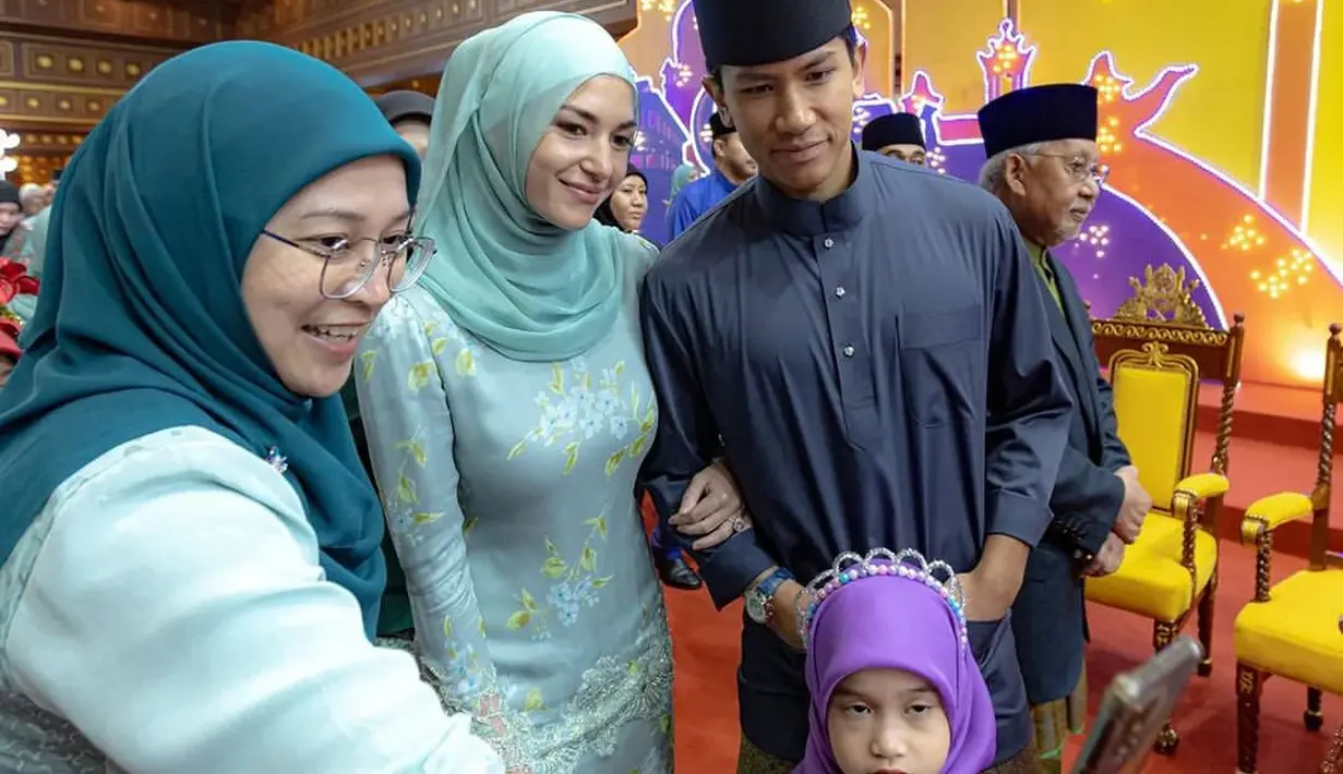 Anisha Rosnah mengenakan baju kurung satin renda warna hijau mint bermotif bunga [@anishaikk]