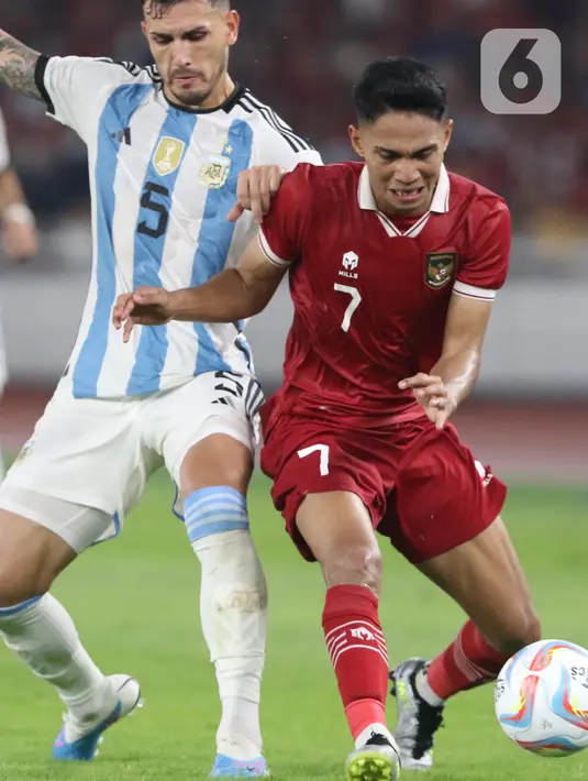 Tidak lama kemudian, Indonesia sukses memanfaatkan kesalahan lini belakang Argentina. Rafael Struick mendapat ruang di kotak penalti. Namun, niatnya menggocek lawan bisa dihentikan. (Liputan6.com/Helmi Fithriansyah)