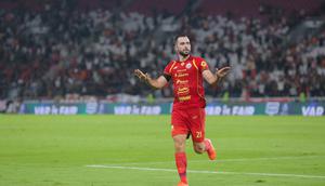 Selebrasi bek Persija Jakarta, Jordi Amat usai mencetak gol lewat tendangan jarak jauh ke gawang Bhayangkara FC dalam laga tunda pekan ke-8 BRI Super League 2025/2026 di Stadion Utama Gelora Bung Karno, Jakarta, Senin (29/12/2025) malam. (Bola.com/M. Iqbal Ichsan).