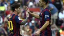 Lionel Messi bersama pemain debutan, Thomas Vermaelen (AFP PHOTO / LLUIS GENE)
