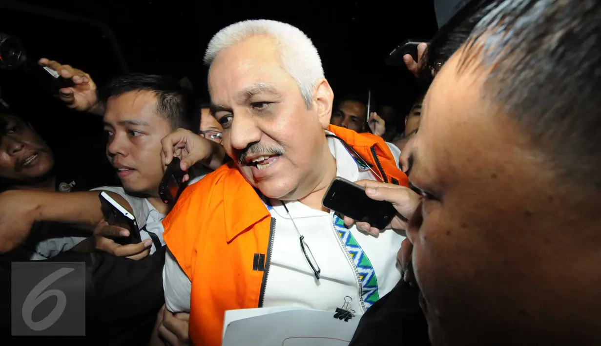 Ketua DPRD Sumatera Utara Ajib Shah saat akan memasuki mobil tahanan KPK di Gedung KPK, Jakarta, Selasa (10/11/2015). Ajib Shah ditahan terkait kasus dugaan suap DPRD Sumut periode 2009-2014 dan 2014-2019. (Liputan6.com/Helmi Afandi)