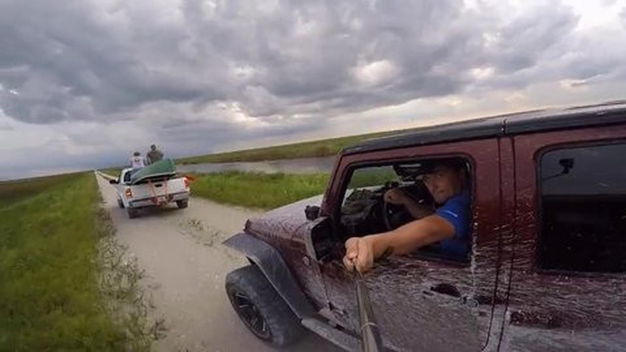 Ini bahaya keasyikan pakai tongsis dan GoPro sambil nyetir!