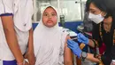 Paramedis Puseksmas Cinere menyuntikkan vaksin imunisasi HPV (Human Papillomavirus) ke murid kelas V sekolah dasar (SD) saat pelaksanaan Bulan Imunisasi Anak Sekolah (BIAS) 2026 di SDN Gandul 1, Depok, Jawa Barat, Kamis, 06 Agustus 2026. (KLY/Arie Basuki).