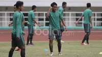 Pemain Timnas Indonesia, Bayu Gatra Sanggiawan (tengah), saat latihan jelang melawan Vietnam dalam laga leg pertama semifinal Piala AFF 2016 di Stadion Pakansari, Bogor, Rabu (30/11/2016). (Bola.com/Arief Bagus)