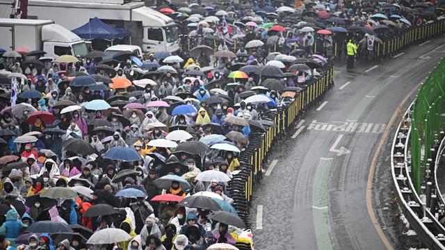Hujan Salju Tak Halangi Unjuk Rasa Pendukung Presiden Yoon Suk Yeol