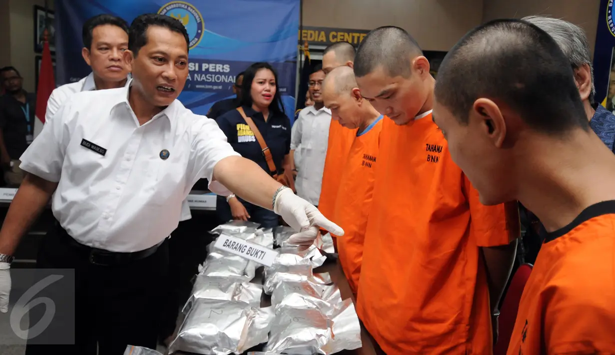 Kepala BNN,Komjen Pol Budi Waseso (kiri) melakukan introgasi kepada tersangka pengedar narkotika saat rilis di Jakarta, Rabu (4/5/2016). Dari tersangka, petugas menyita 12,3 kg sabu, 3,8 gram ganja dan 2 butir ekstasi. (Liputan6.com/Helmi Fithriansyah)