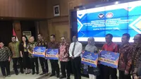 Pemerintah melalui Menko Polhukam Mahfud Md memberikan kompensasi kepada empat korban tindak pidana terorisme yang disalurkan LPSK di kantor Kemenko Polhukam, Jumat (13/12/2019). (Liputan6.com/Putu Merta Surya Putra)