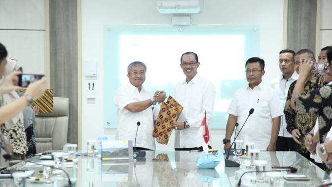 Wako Palembang Harnojoyo dan Direktur Jenderal EBTKE Kementrian ESDM FX Sutijastoto seusai menandatangani MoU dan PKS pengolahan PLTSa Sukawinatan Palembang (Dok. Humas Pemkot Palembang / Nefri Inge)