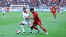 Pemain Malut United, Manahati Lestusen, berebut bola dengan pemain Persija Jakarta, Eksel Runtukahu, pada laga pekan ke-3 BRI Super League di Jakarta International Stadium, Sabtu (23/8/2025) sore WIB. (Bola.com/M. Iqbal Ichsan)