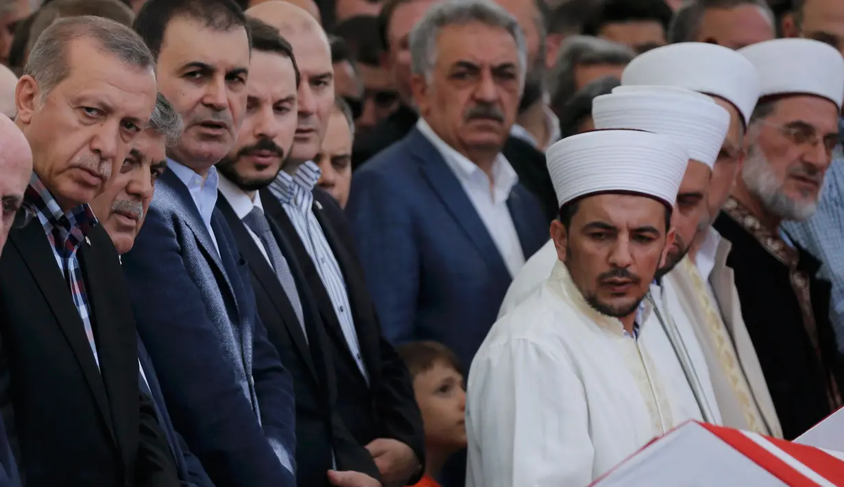 Presiden Turki Recep Tayyip Erdogan menghadiri upacara pemakaman korban upaya kudeta militer yang dilakukan terhadapnya, di masjid Fatih, Istanbul, Minggu (17/7). Kudeta militer Turki pada Jumat kemarin menewaskan 265 orang. (REUTERS/Alkis Konstantinidis)