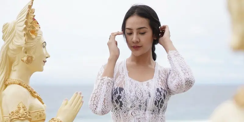 FOTO: Gaya Anya Geraldine saat Pakai Kebaya, Tampil Menawan