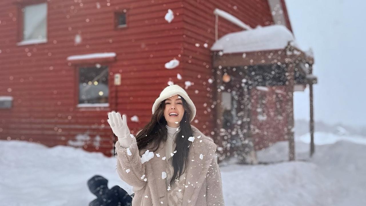 8 Potret Artis Liburan Musim Dingin ke Luar Negeri, Dari Ayu Dewi Hingga Natasha Rizki & Desta