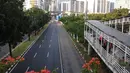 Jalan Sudirman - Thamrin terlihat kosong saat petugas kepolisian Polda Metro Jaya mengalihkan arus untuk tamu negara peserta Peringatan ke-60 Konferensi Asia Afrika yang melintas di kawasan Semanggi, Jakarta, Senin (20/4/2015).(Liputan6.com/Johan Tallo)