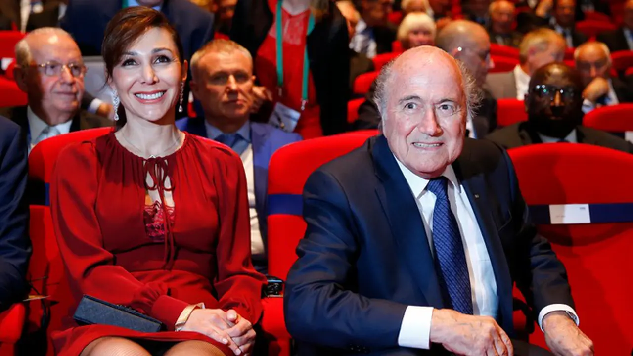 Linda Barras (kiri) mendampingi Sepp Blatter (Reuters)