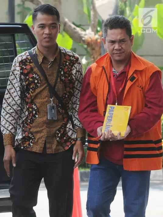 Ekspresi Kepala Kantor Imigrasi Kelas I Mataram, Kurniadie saat berjalan menuju Gedung KPK, Jakarta, Selasa (18/6/2019). Kurniadie diperiksa terkait dugaan suap tentang penyalahgunaan izin tinggal warga negara asing di lingkungan kantor Imigrasi NTB Tahun 2019. (merdeka.com/Dwi Narwoko)
